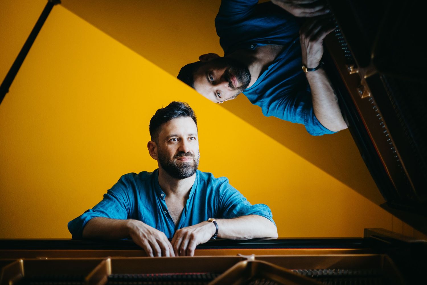 Il pianista Michele Nurchis fotografato al pianoforte da Marco Carino, fotografo specializzato in in ritratti per musicisti