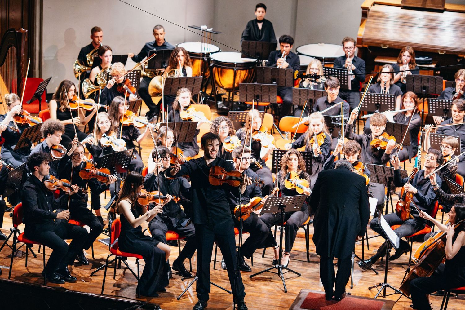 Violinista solista ritratto durante concerto con orchestra del Conservatorio di Torino