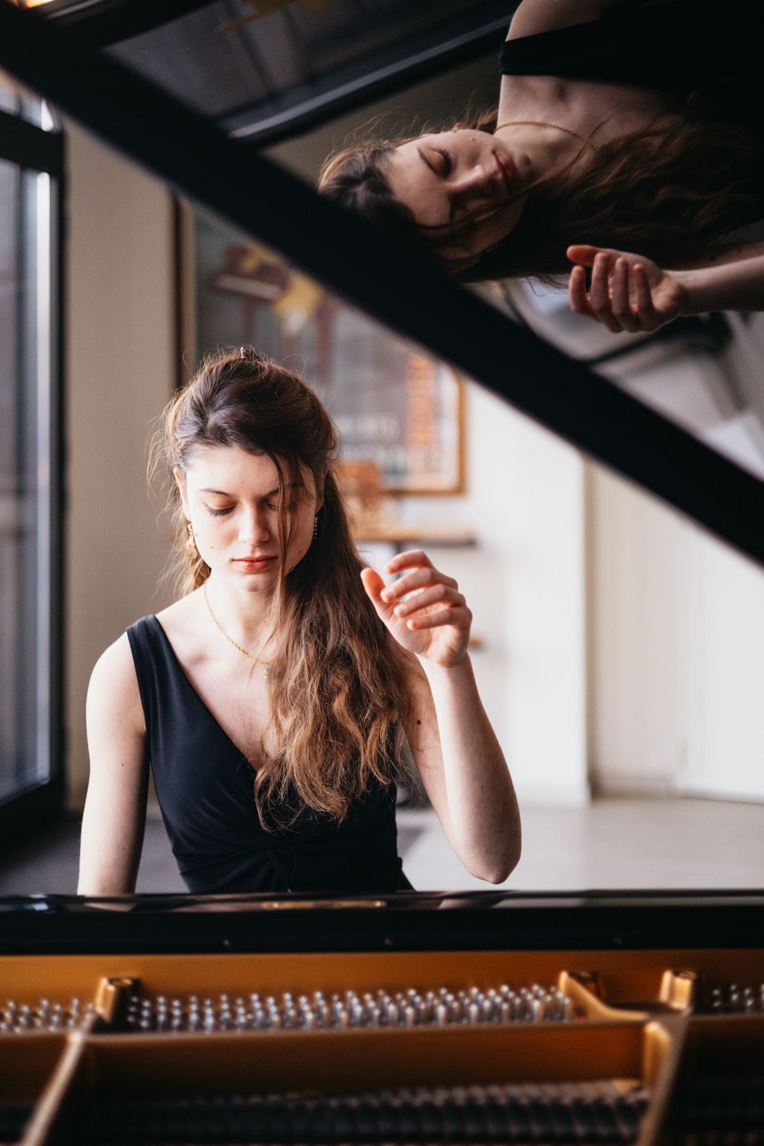 Pianista italiana Sara Nicosia ritratta al pianoforte da Marco Carino, fotografo specializzato in ritratti per musicisti
