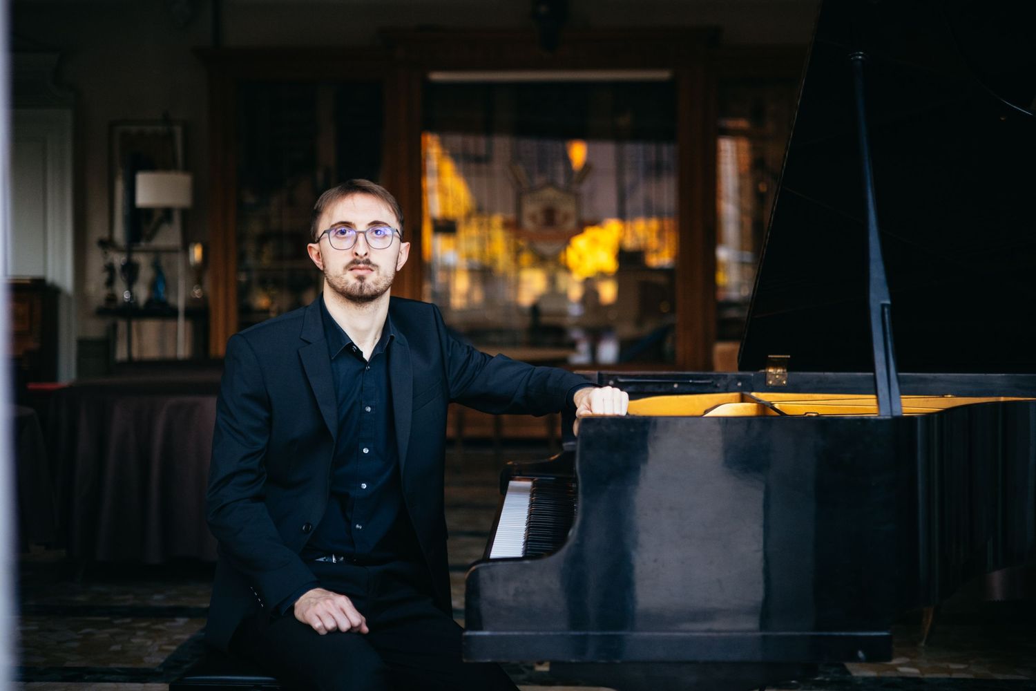 Alessandro Vaccarino, pianista italiano, fotografato al pianoforte da Marco Carino, fotografo per musicisti