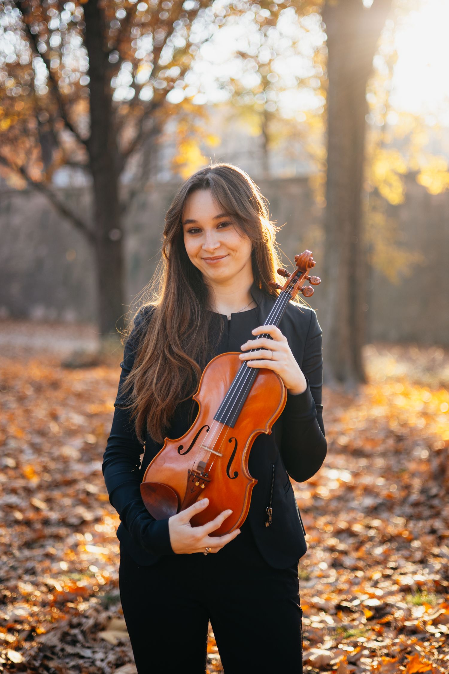 Silvia Cavallotto, violinista, fotografata con il suo violino con colori autunnali da Marco Carino, fotografo per musicisti