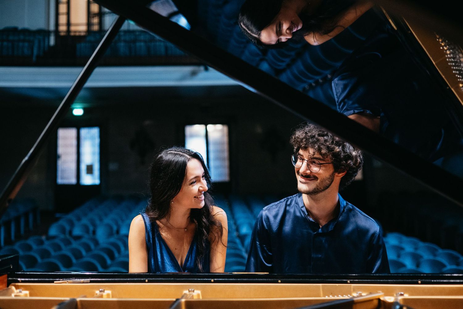 Duo pianistico formato da Francesco Gaspardone e Giorgia Marletta, fotografati al pianoforte da Marco Carino, il fotografo dei musicisti