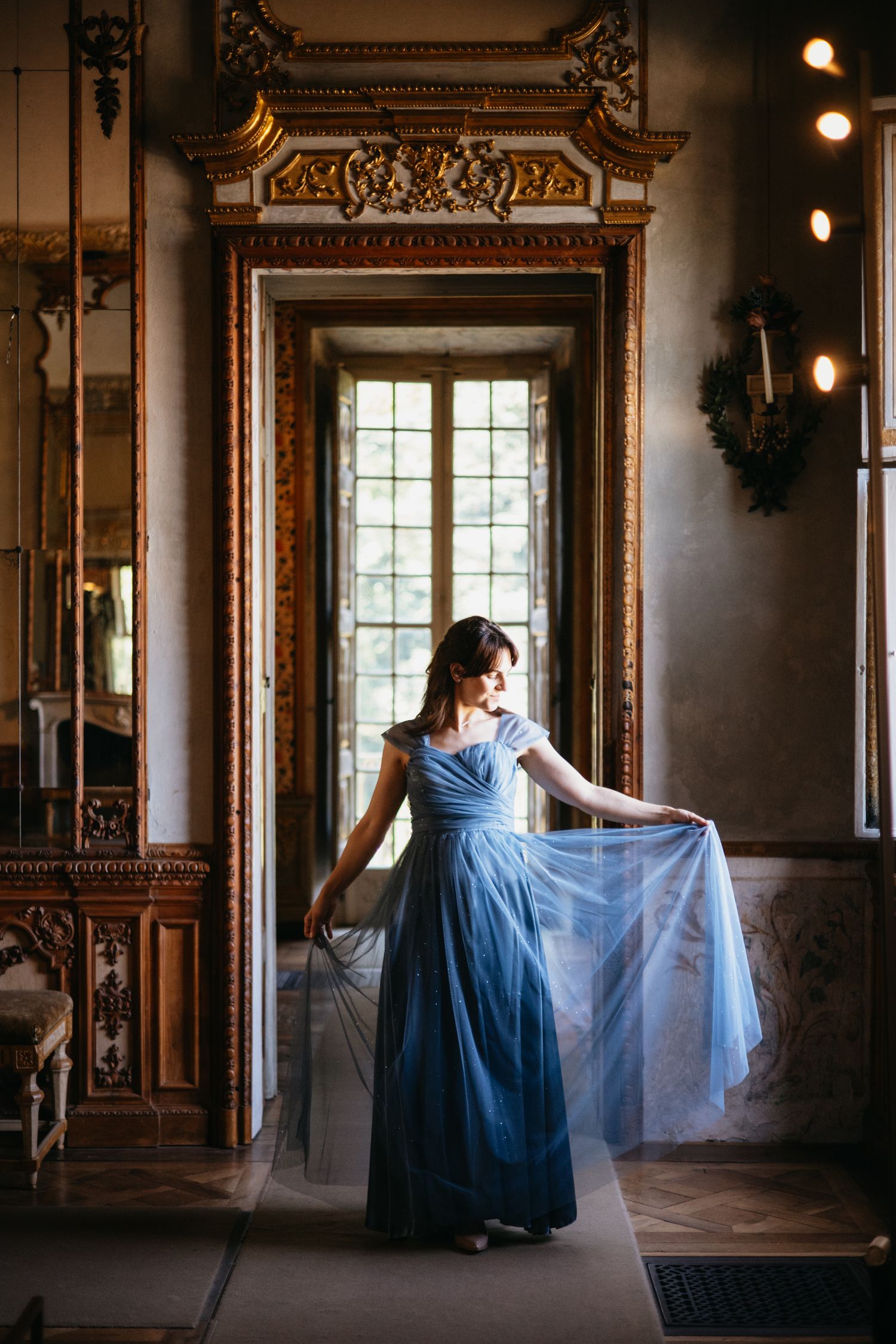 Chiara Pontoriero, cantante con abito azzurro fotografata presso la Villa della Regina di Torino da Marco Carino, fotografo per musicisti