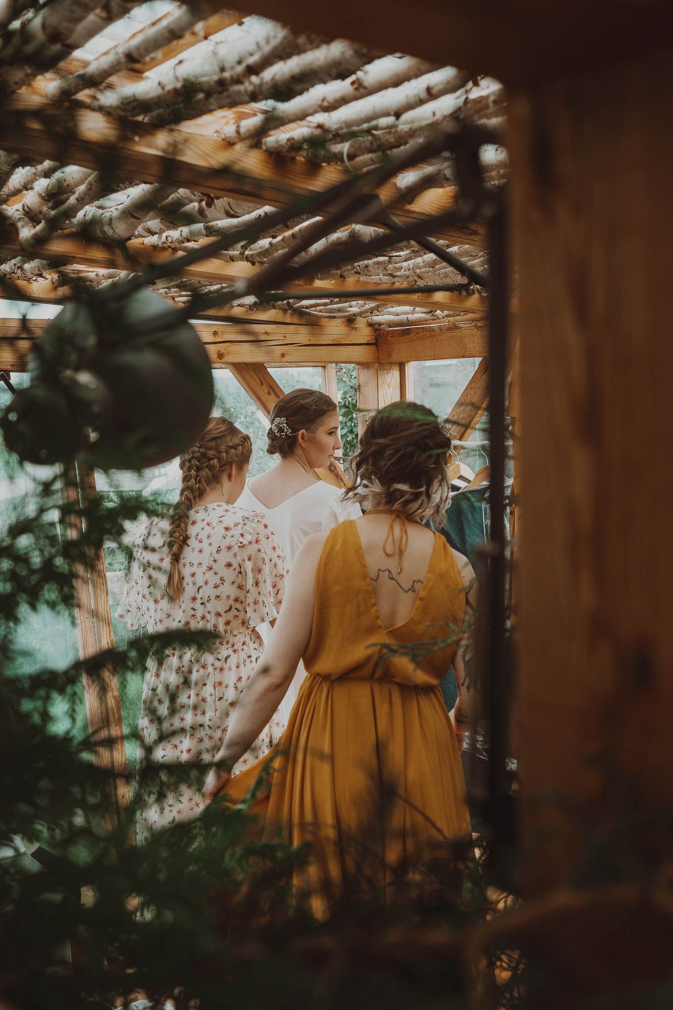 Naturalne zdjęcia z przygotowań Pary Młodej. Autentyczne emocje, detale i wyjątkowe chwile przed ceremonią ślubną. Warszawa, Mazowsze i cała