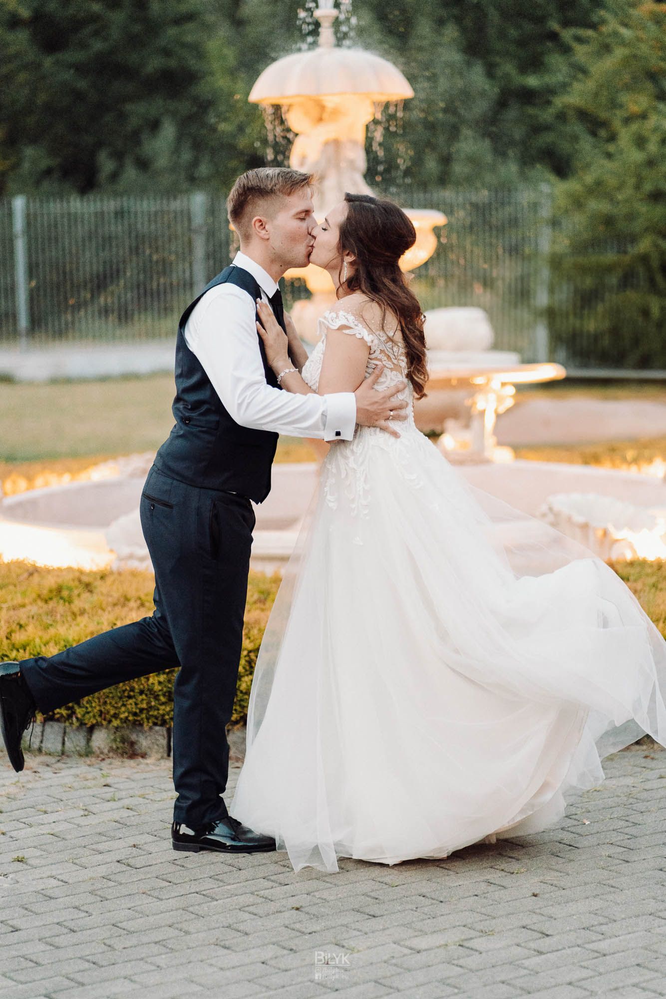 Naturalna fotografia Pary Młodej wykonana podczas plenerowej sesji ślubnej.