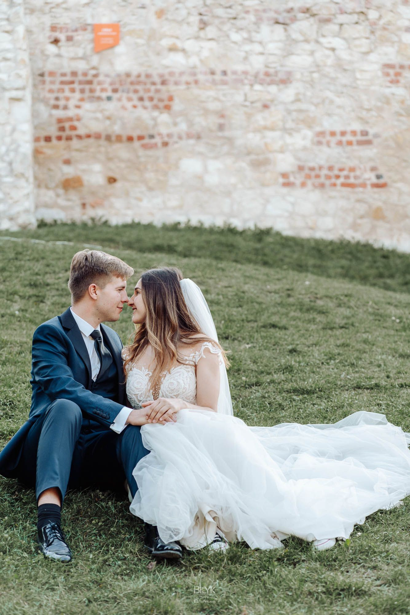 Naturalna fotografia Pary Młodej wykonana podczas plenerowej sesji ślubnej.