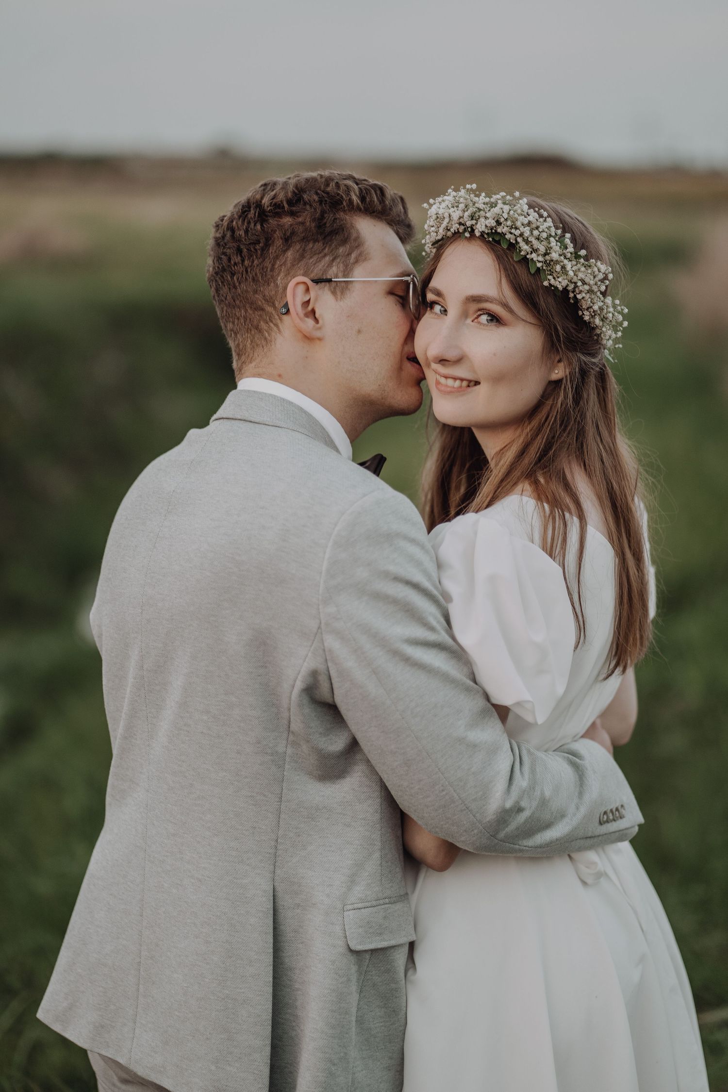 Naturalne zdjęcia z przygotowań Pary Młodej. Autentyczne emocje, detale i wyjątkowe chwile przed ceremonią ślubną. Warszawa, Mazowsze i cała
