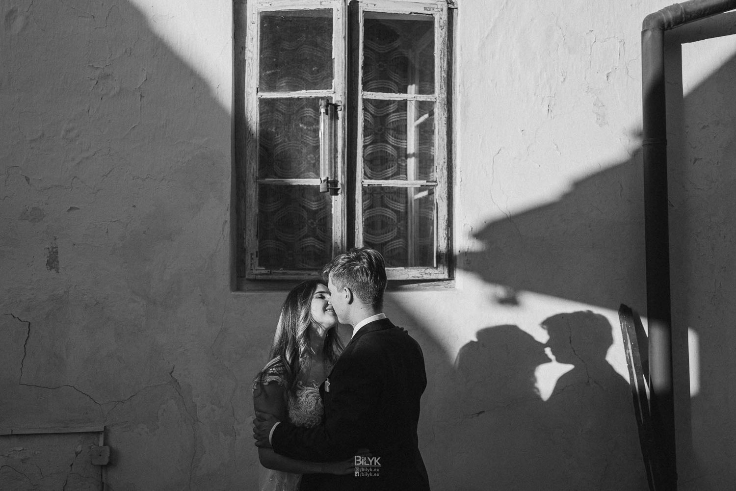 Naturalna fotografia Pary Młodej wykonana podczas plenerowej sesji ślubnej.