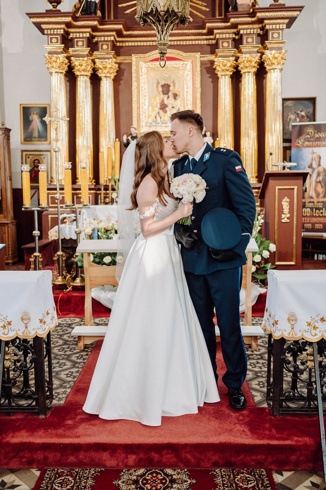 Reportaż ślubny Pauliny i Rafała z Ostrołęki to historia pełna autentycznych emocji, wzruszeń i pięknych chwil. Od przygotowań, przez ceremo