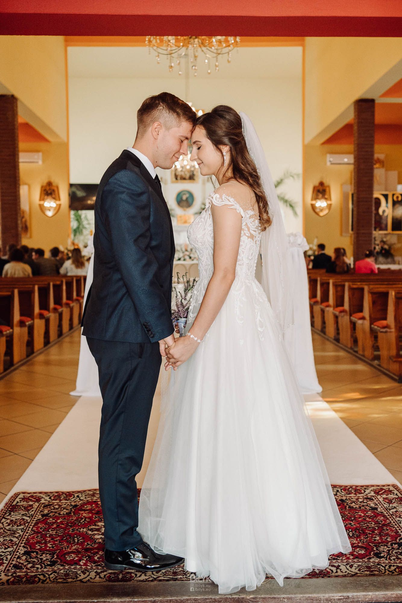 Naturalna fotografia Pary Młodej wykonana przed ceremonią w Kościele.