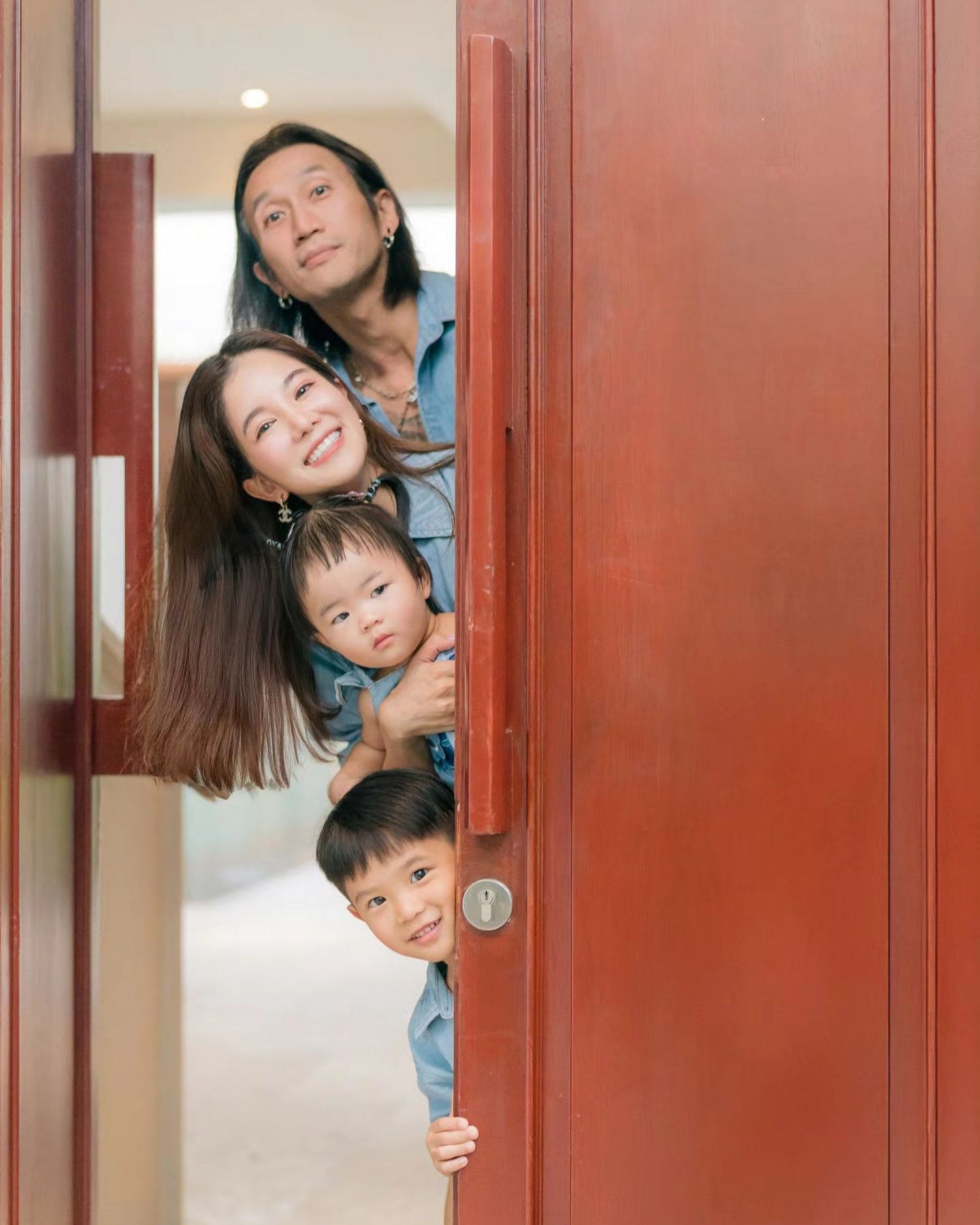 So cute family photo shooting at InterContinental Phuket, This a my favorite photo from Best photographer in Phuket