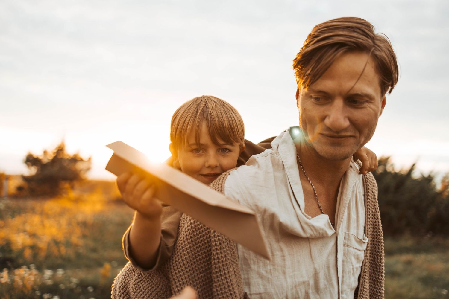Familjefotogarfering Stockholm pappa och son pappersflygplan