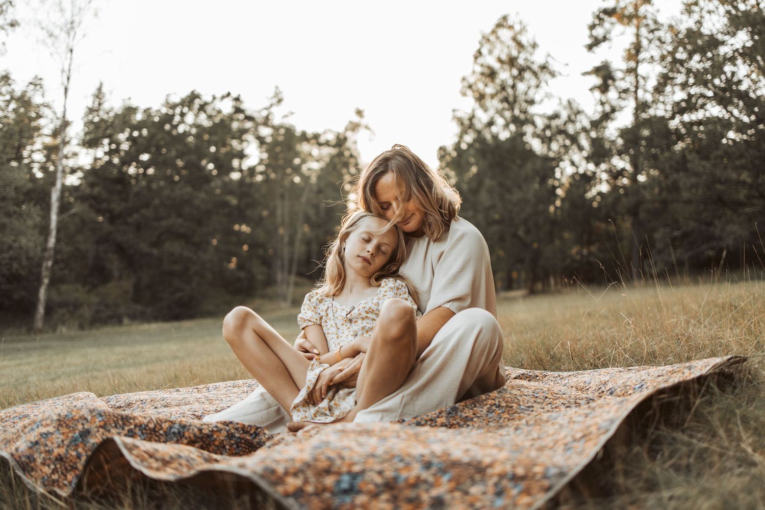 Familjefotogarfering äng mamma myser med dotter