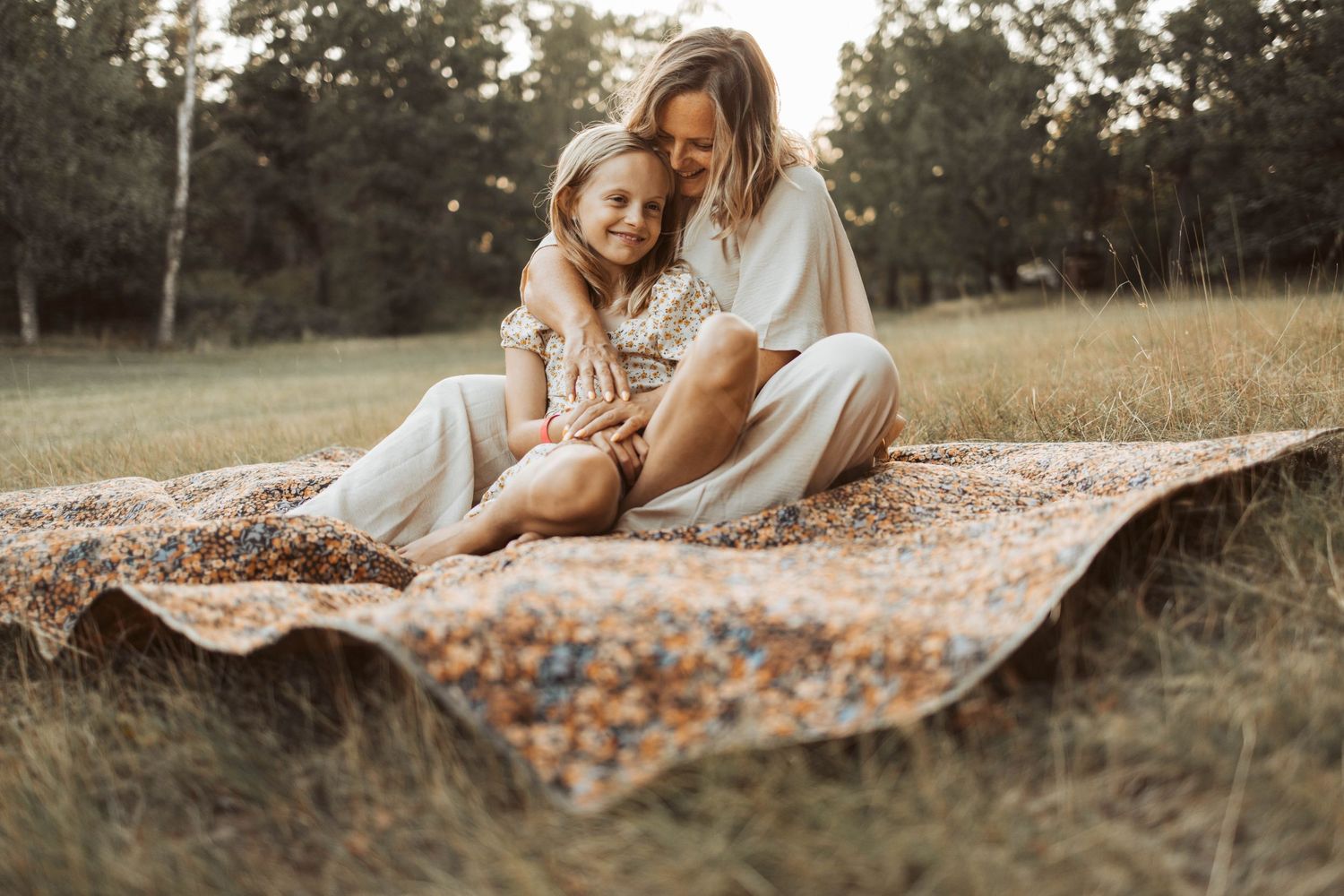Mamma och dotter fotografering på äng.