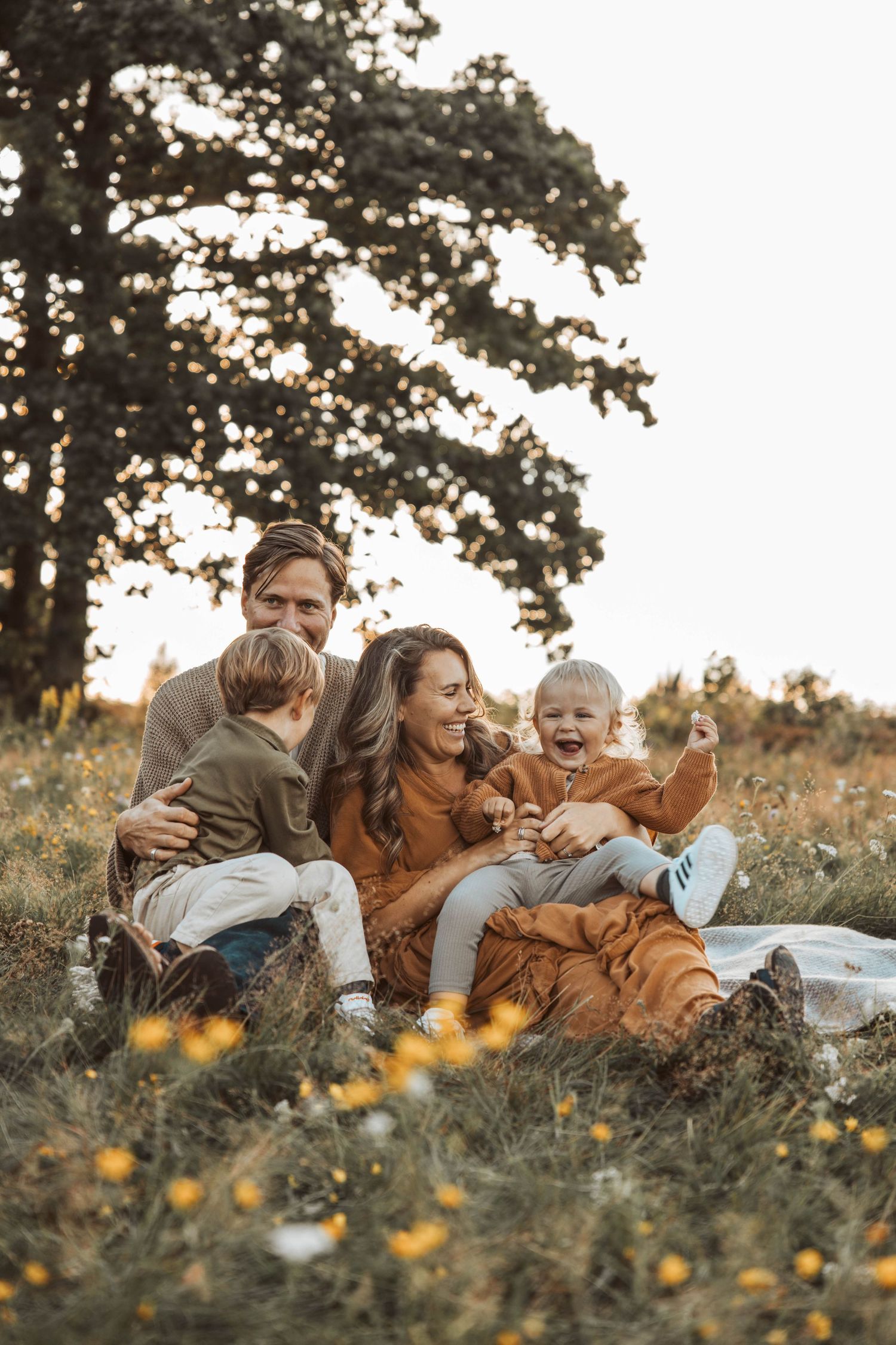 Familj myser på en äng.