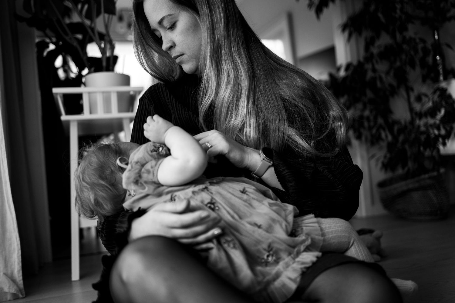 Mamma ammar sitt barn fotografering