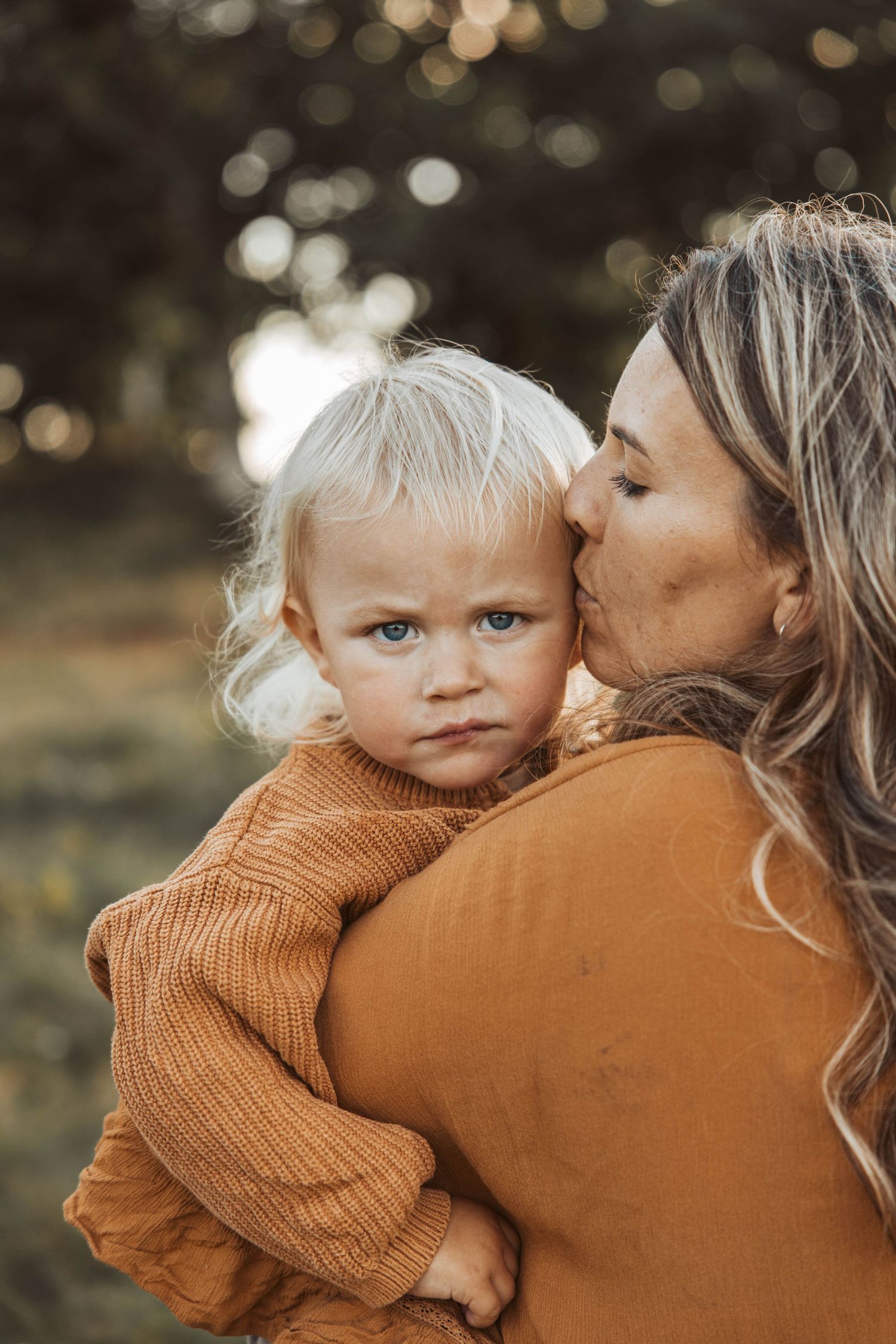 Familjefotogarf Stockholm mamma pussar son