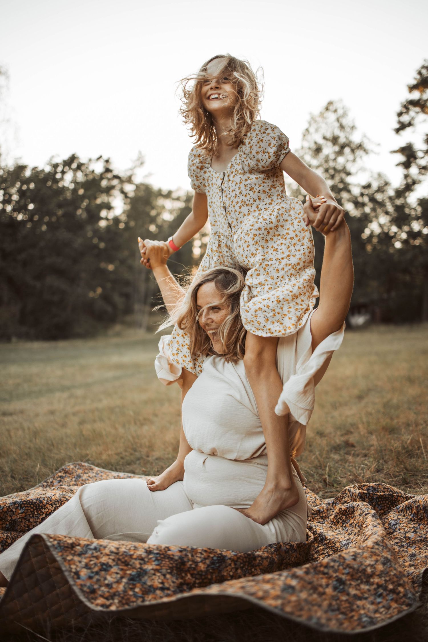 Familjefotografering på äng med mamma och dotter