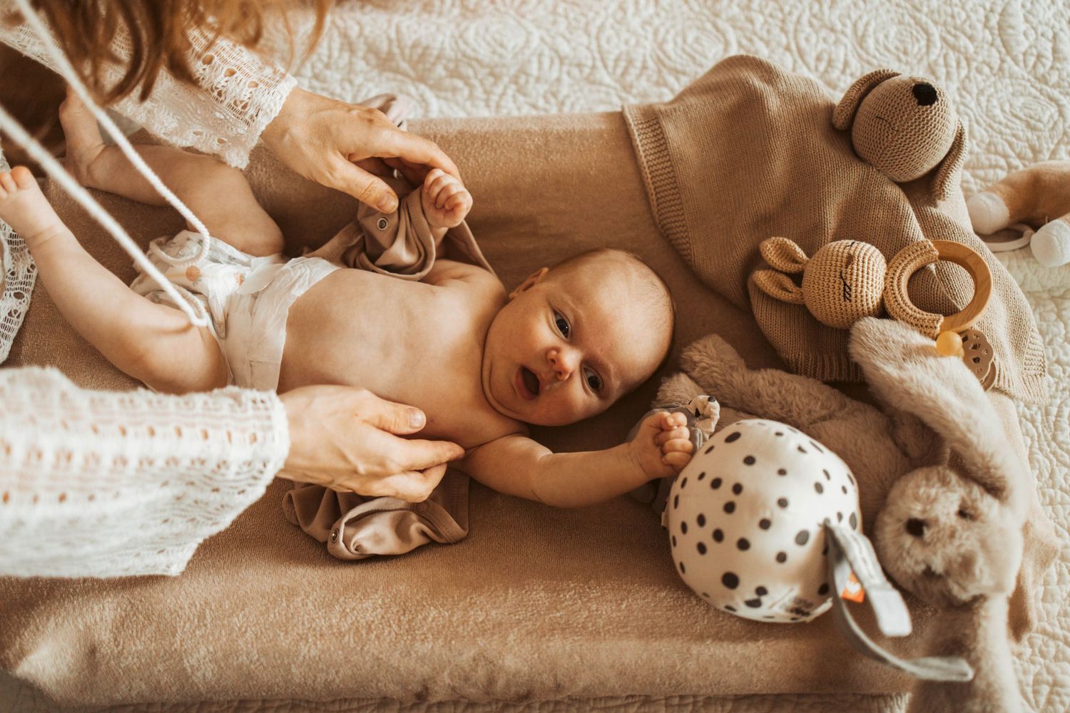 Nyfödd bebis och mamma i babynest.