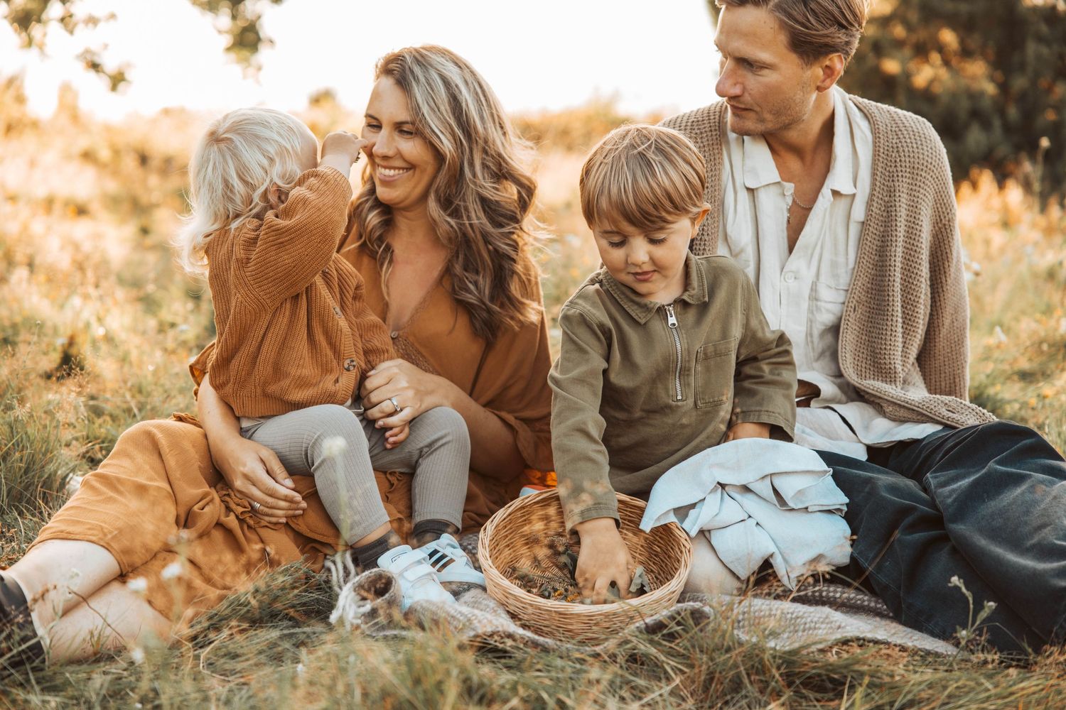 Familjefotografering picknick äng
