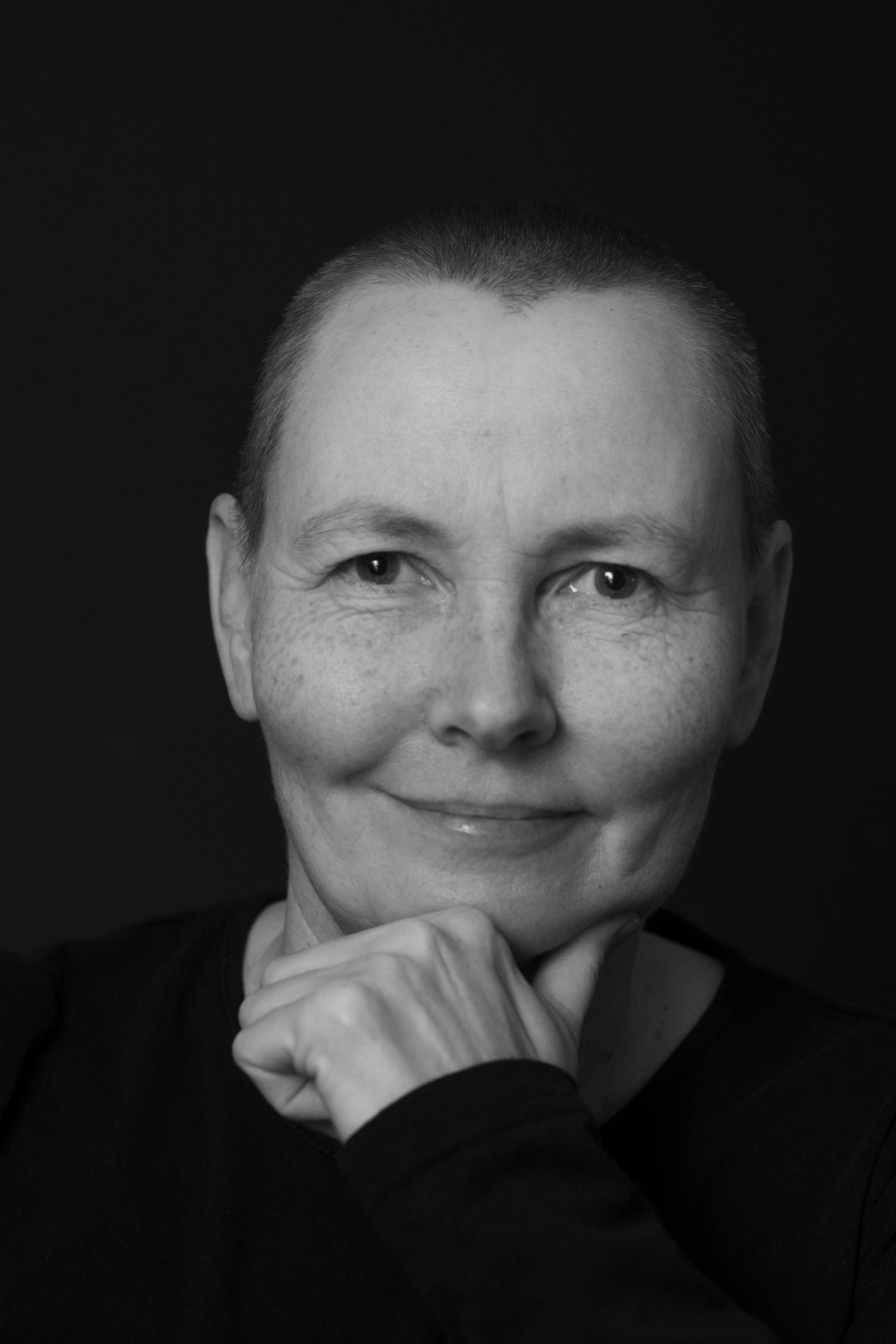 Mustavalkoinen lähikuva henkilön kasvoista.