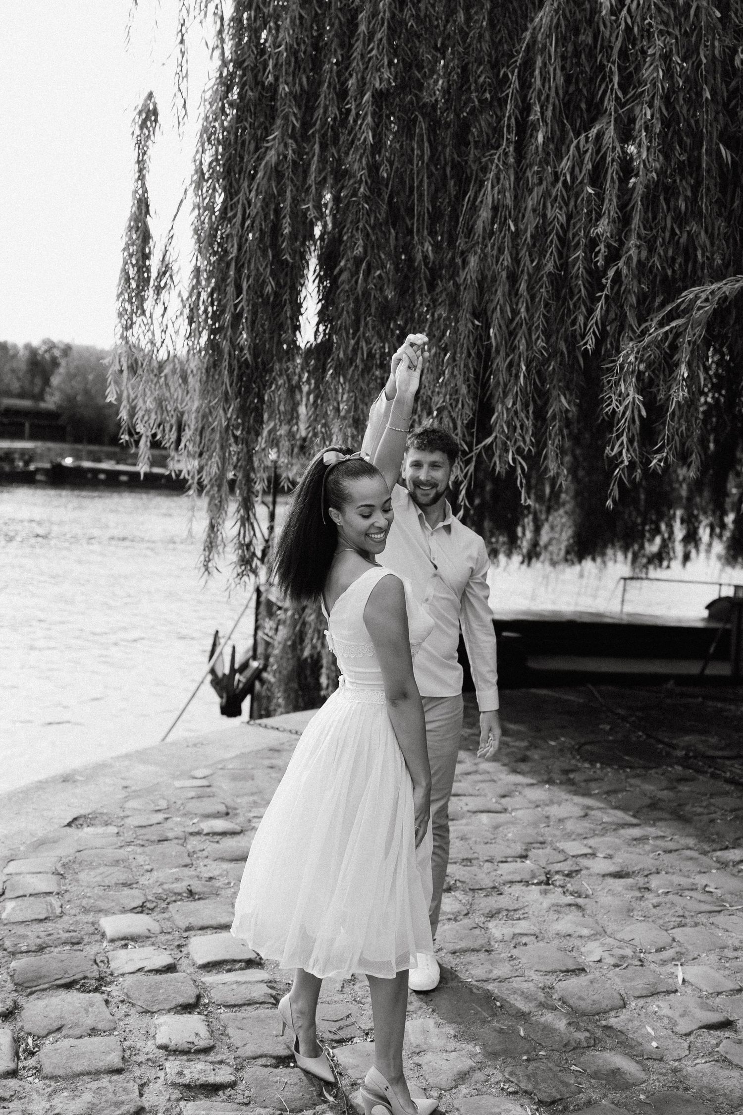 Romantic black and white photos under a weeping willow tree.