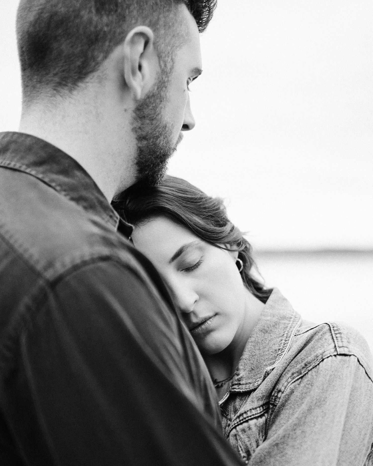 Romantic couples photo by a lakeside in Melbourne