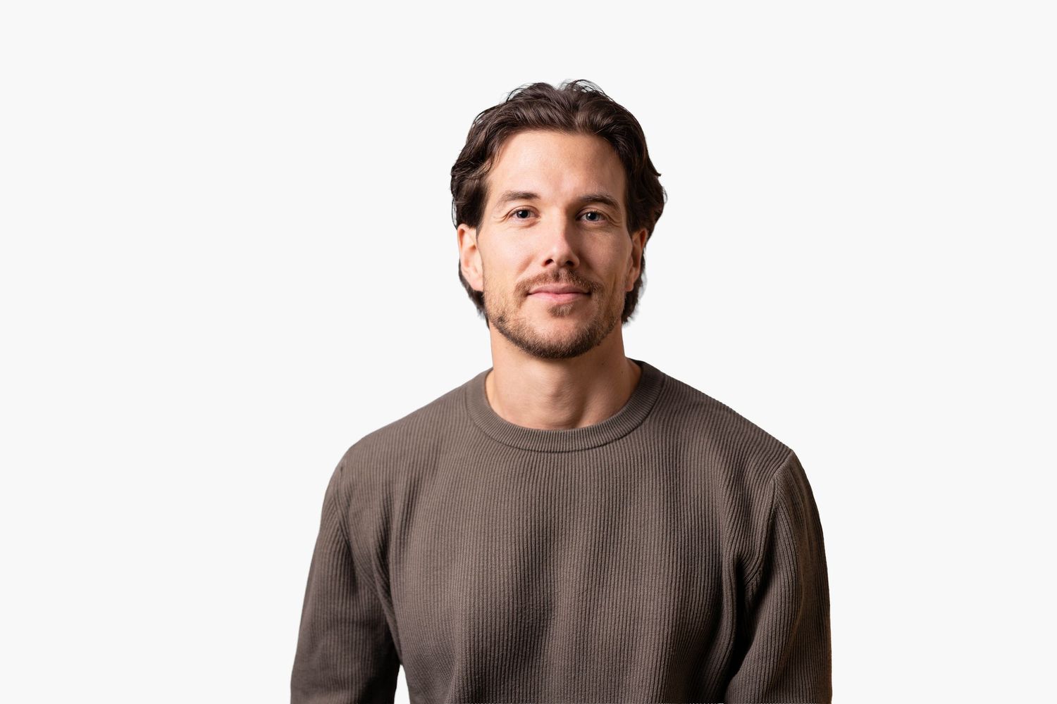 Professioneller Headshot eines Digital Marketing Managers vor weissem Hintergrund in Chur.