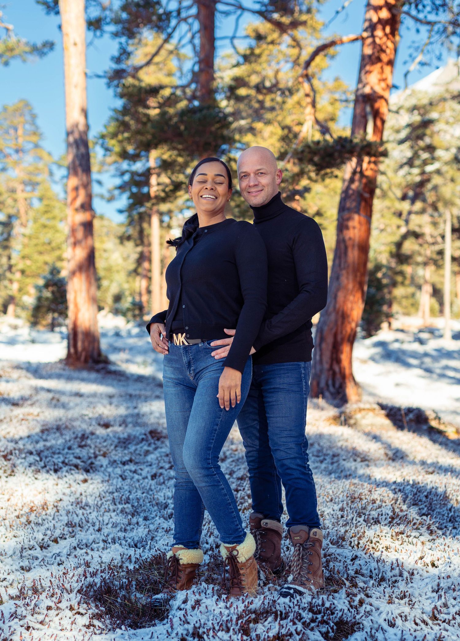 Cineastisches und stilvolles High-End Paarportrait in der winterlichen Natur von Lenzerheide.