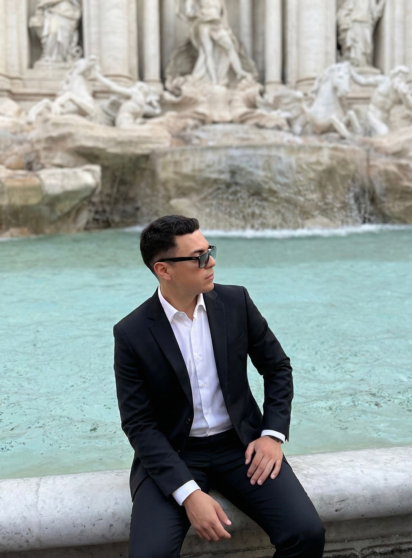 Elegantes Personal Branding Portrait eines Mannes im Anzug vor dem Trevi-Brunnen, exklusive Destination Fotografie.