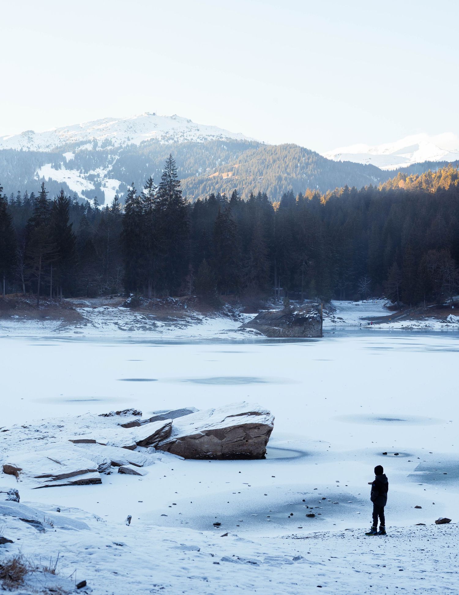 Outdoor Personal Branding Portrait eines Unternehmers beim Spaziergang in den Bergen von Flims.