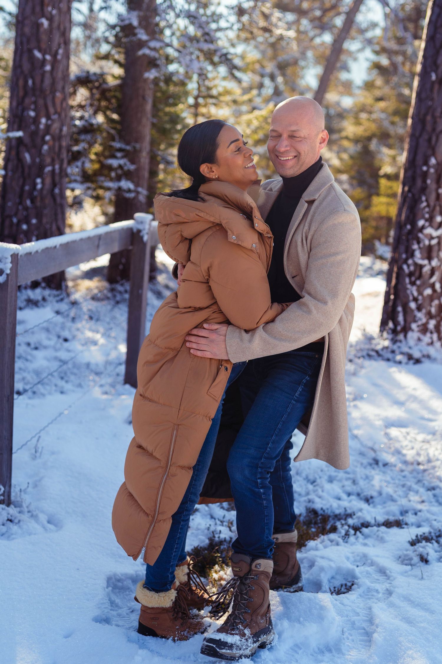 Romantisches Paarshooting am Holzzaun im Schnee, exklusive Paarfotografie in Lenzerheide.