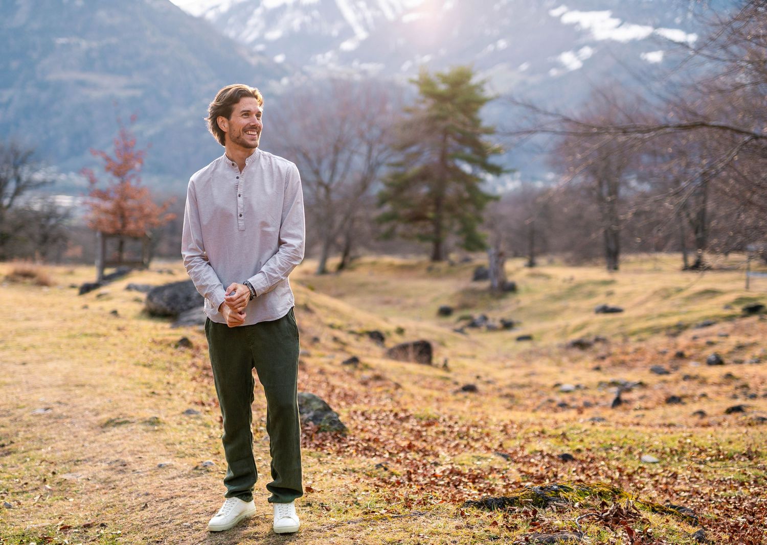 Authentisches Personal Branding Portrait eines Unternehmers in der weiten Berglandschaft, Outdoor-Businessfotografie in Davos.