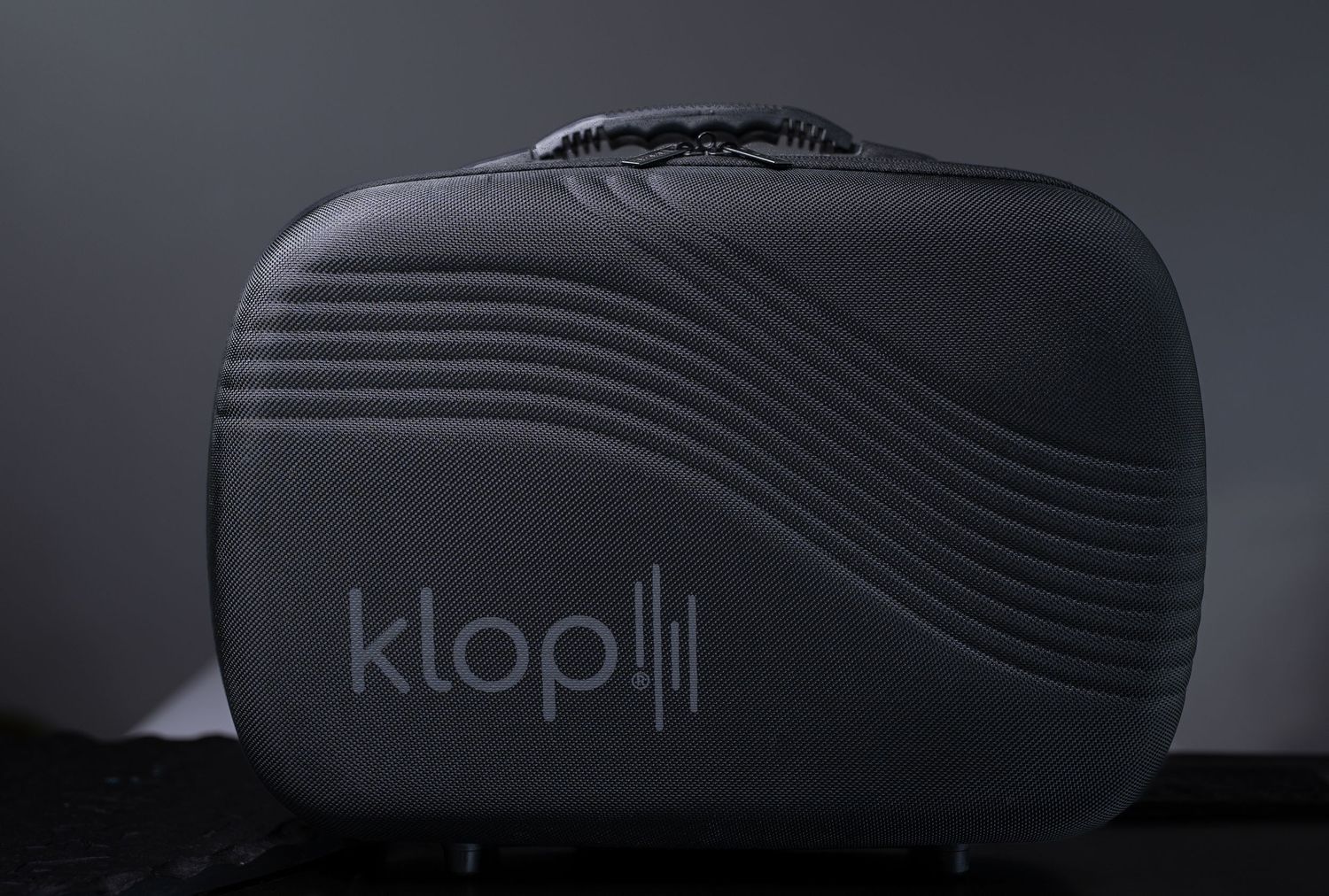Hochwertige E-Commerce Produktfotografie: Schwarzes Transportcase im Studio-Set-up für Onlineshops in Chur.