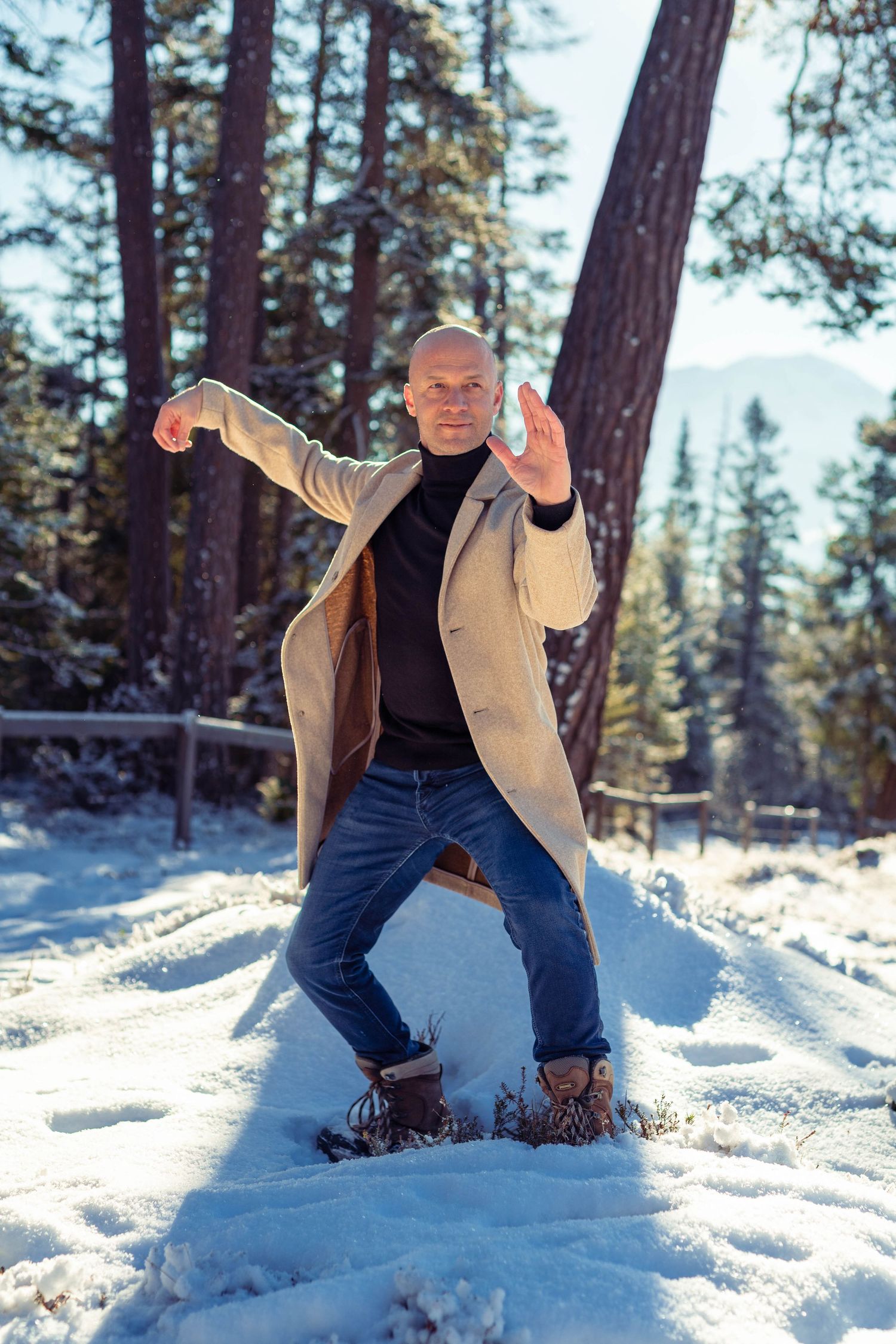 Authentisches und lockeres Personal Branding Foto für Coaches in der verschneiten Landschaft nahe Davos.