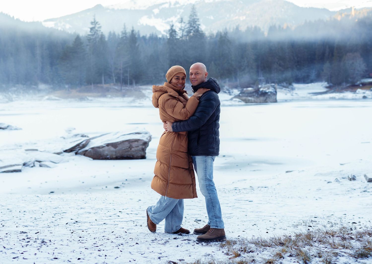 Romantisches Paarportrait in einer verschneiten Berglandschaft, atmosphärisches Winter-Shooting in Cauma See