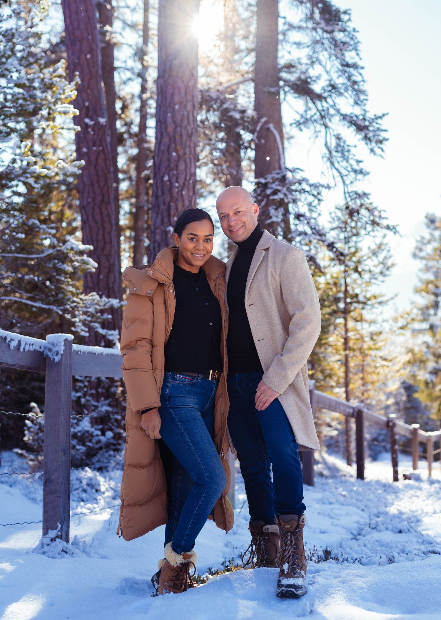Modernes After-Wedding Shooting eines Paares im Schnee, stilvolle Paarfotografie in St. Moritz.