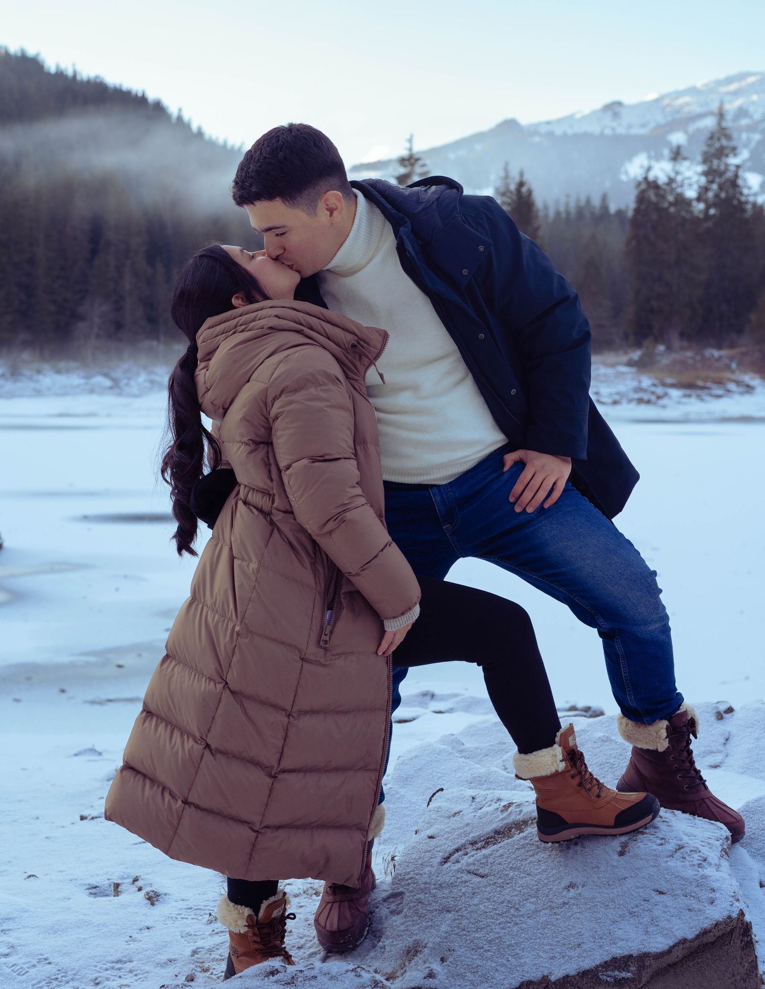 Elegantes Paar küsst sich im Schnee, High-End Verlobungs-Shooting im Vogue-Stil in St. Moritz.
