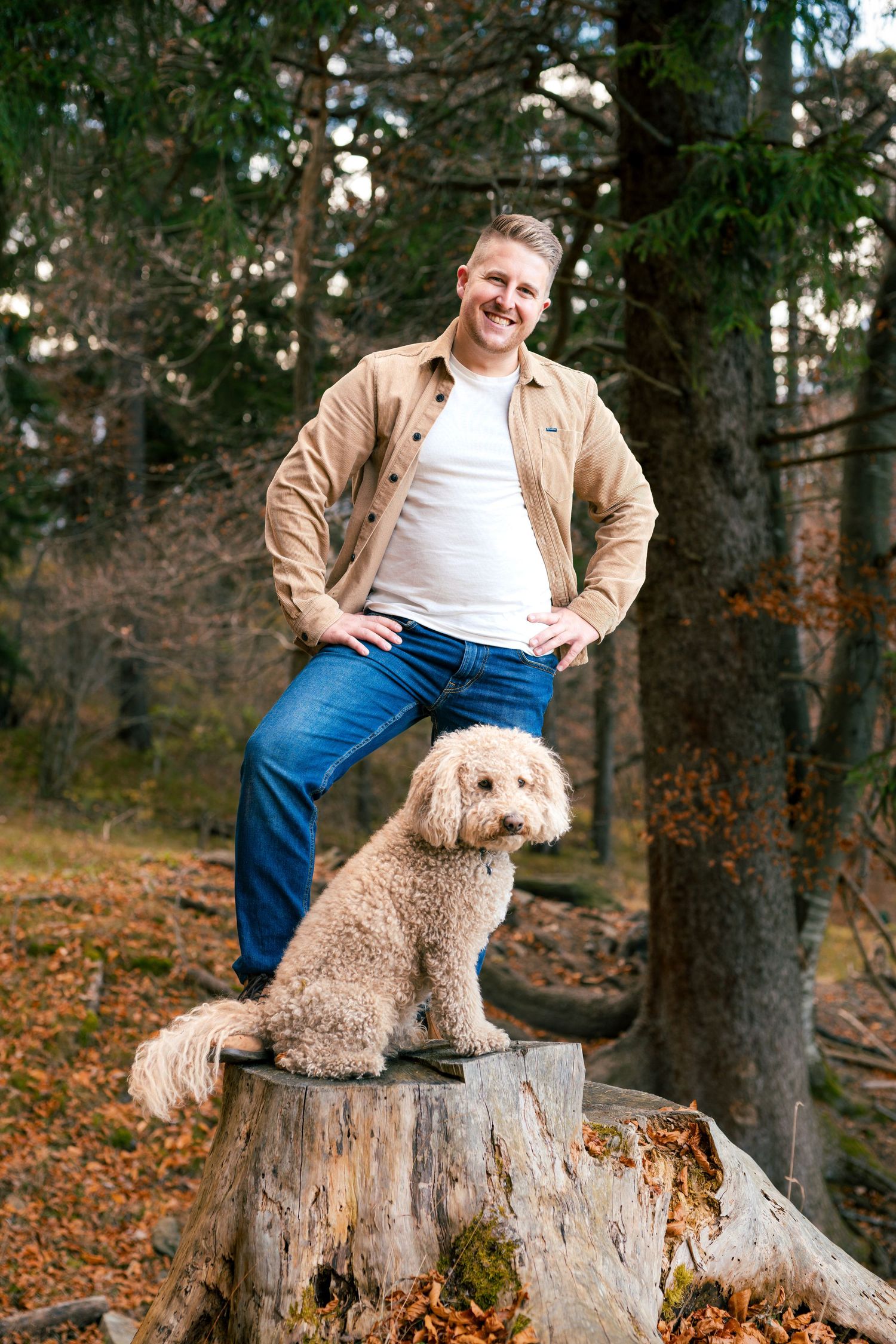 Natürliches Personal Branding Portrait eines Unternehmers mit seinem Hund im Wald bei Chur