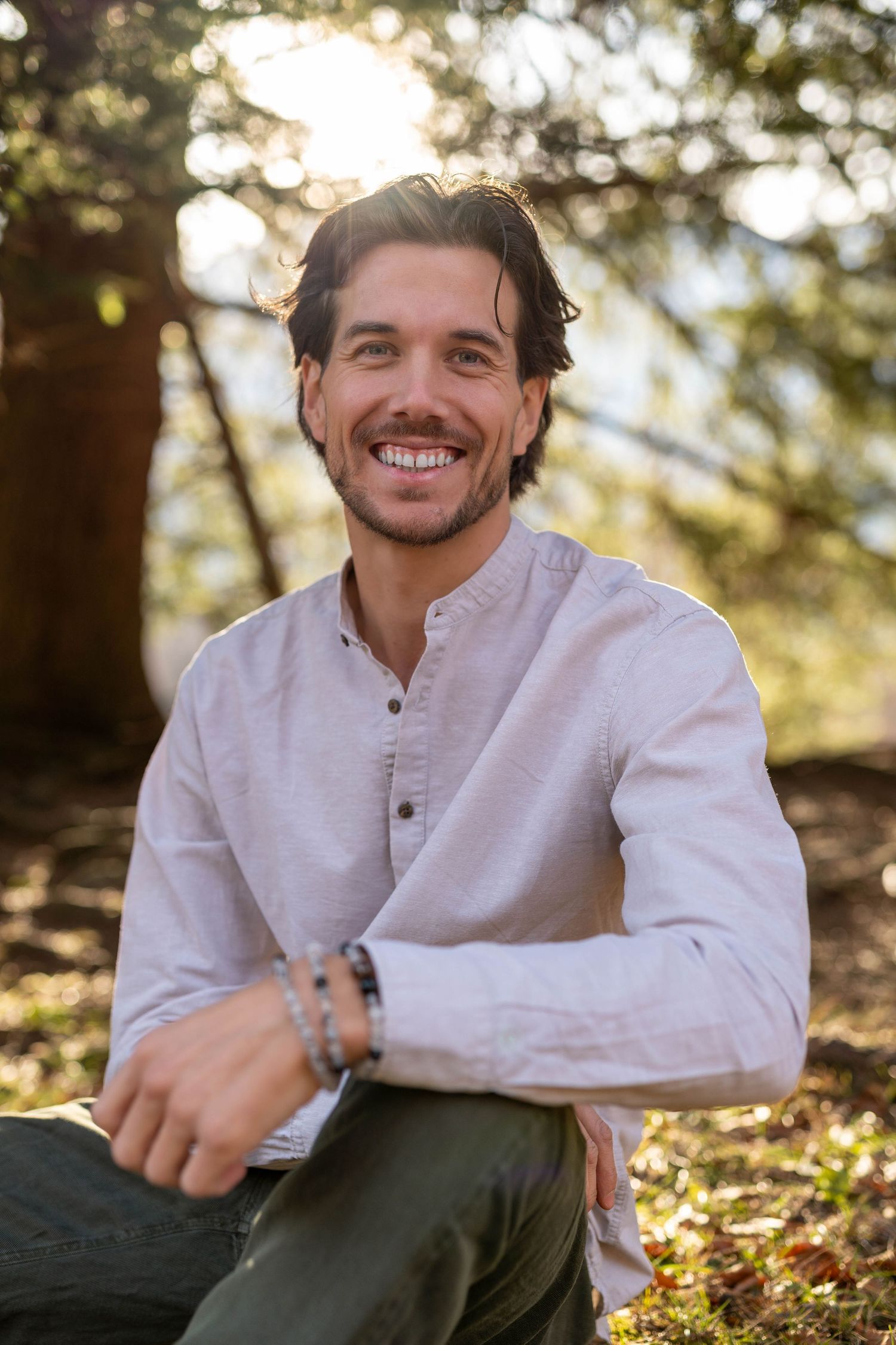 Sympathisches Personal Branding Portrait für Coaches und Berater, authentisches Lachen in der Natur von Chur.