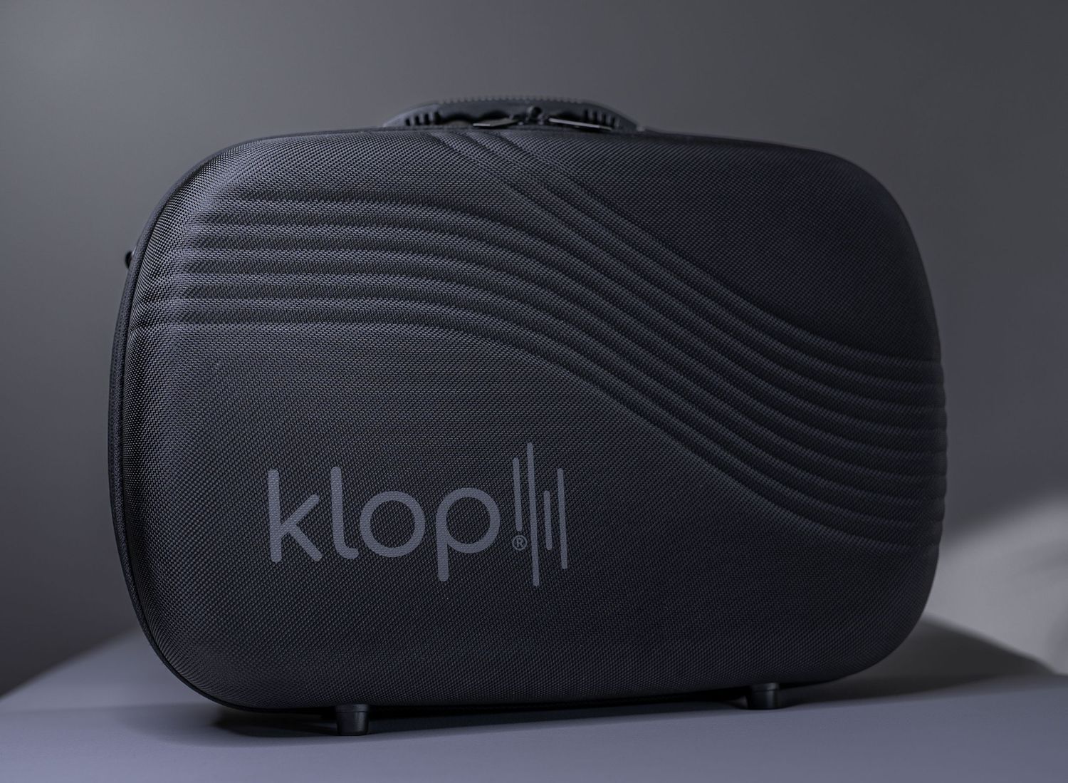 Detaillierte Produktfotografie eines schwarzen Transportcases im Studio, Werbefotografie in Chur.