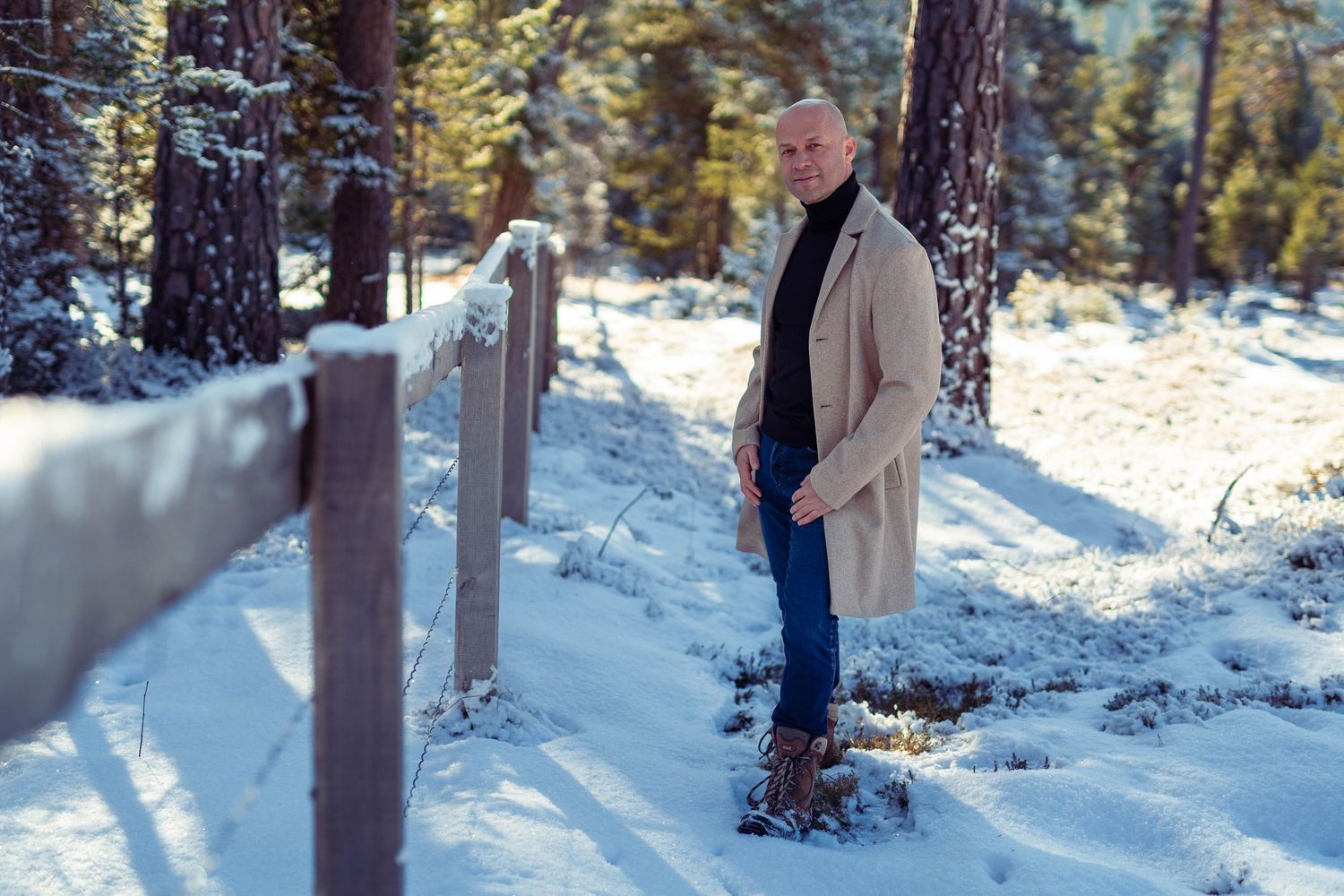 Outdoor Personal Branding Portrait eines Unternehmers im Schnee, natürliche Businessfotografie in Lenzerheide.