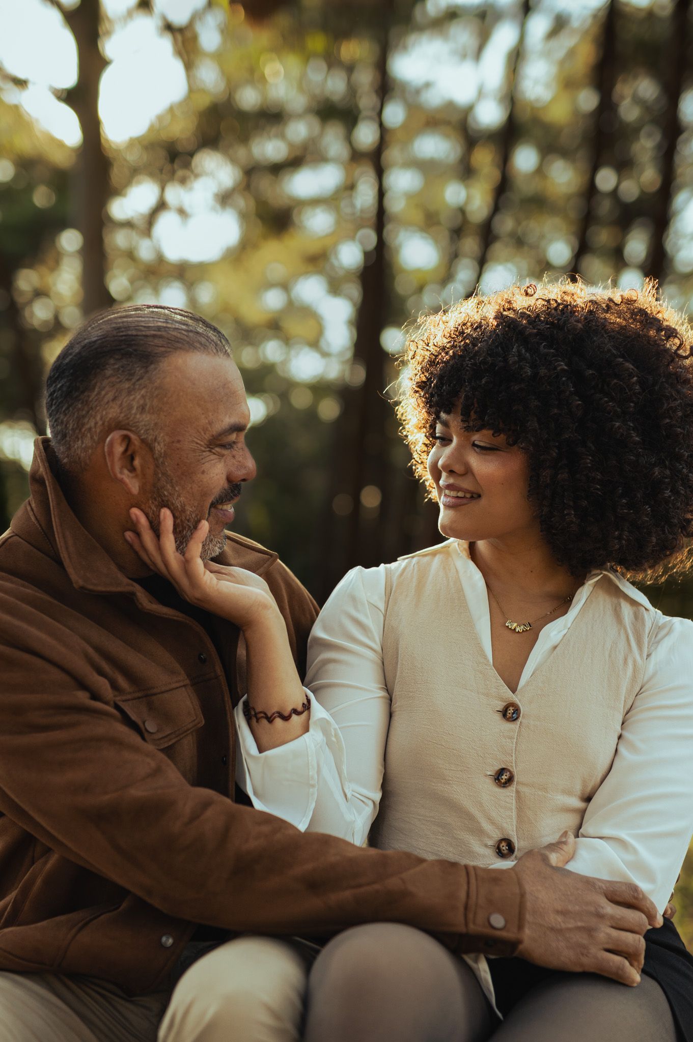 Intimes und modisches Paarportrait im Wald bei natürlichem Licht, emotionale Paarfotografie in Flims