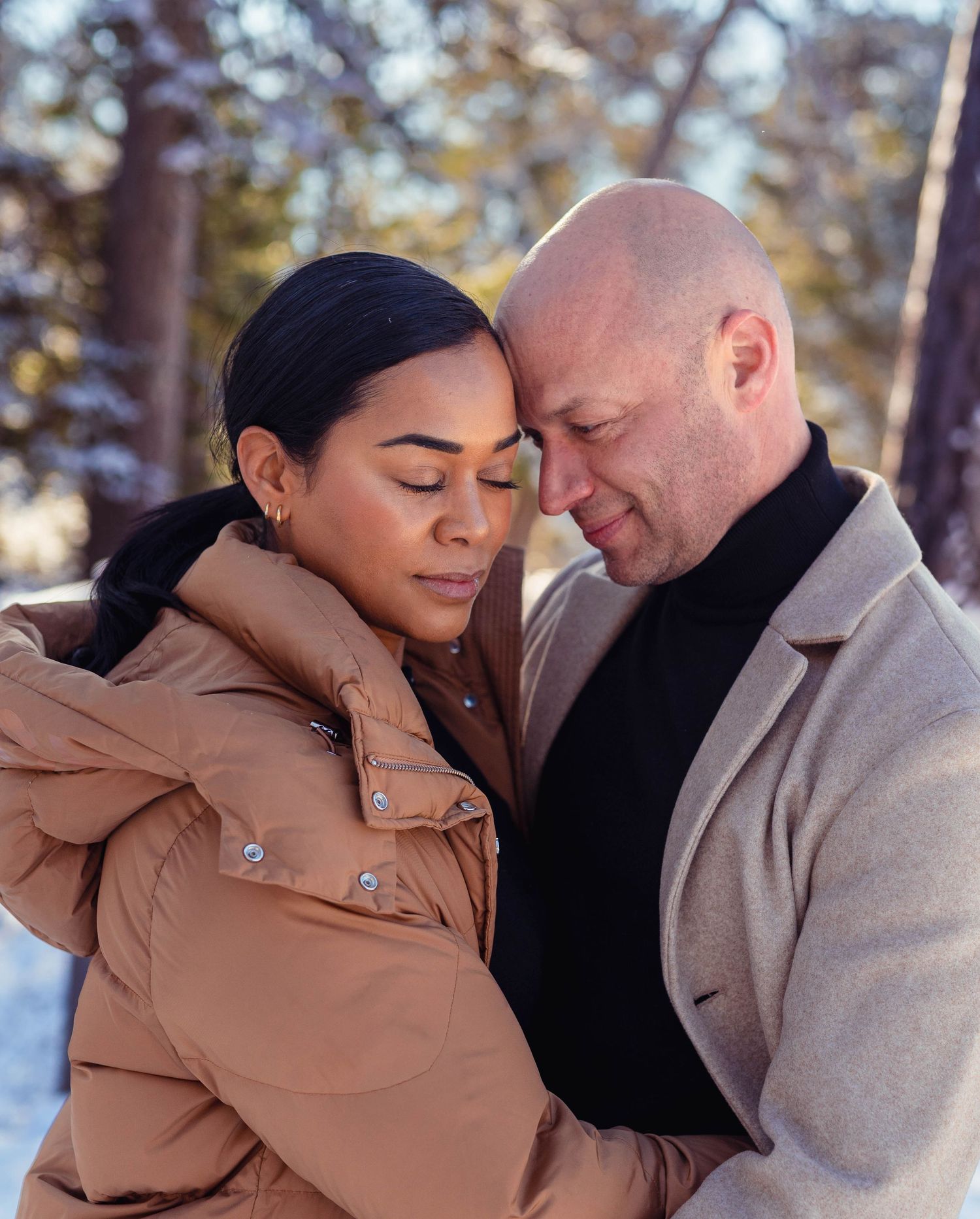 Intimes und ungestelltes Paarportrait im Schnee, emotionale Paarfotografie im Winter in Lenzerheide.