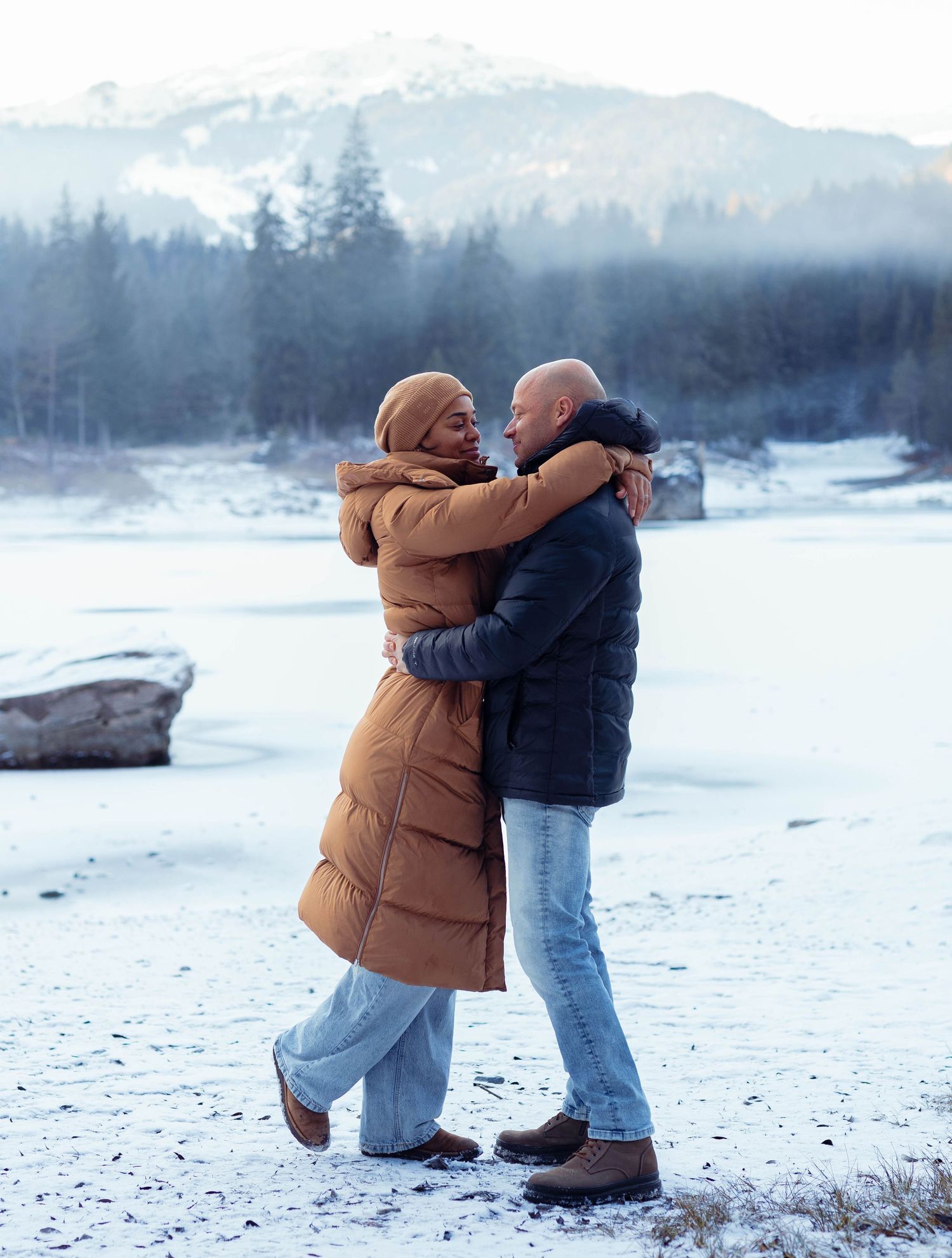 Moody und atmosphärische Paarfotografie in der Natur. Abenteuerliches Elopement Shooting in Flims und Laax mit dramatischer Lichtstimmung.