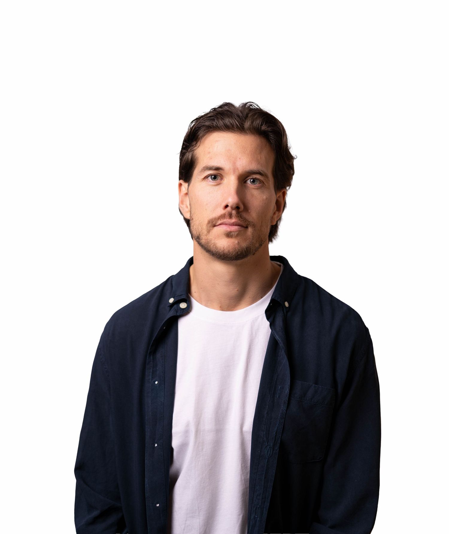 Professioneller Headshot eines Digital Marketing Managers vor weissem Hintergrund in Chur.