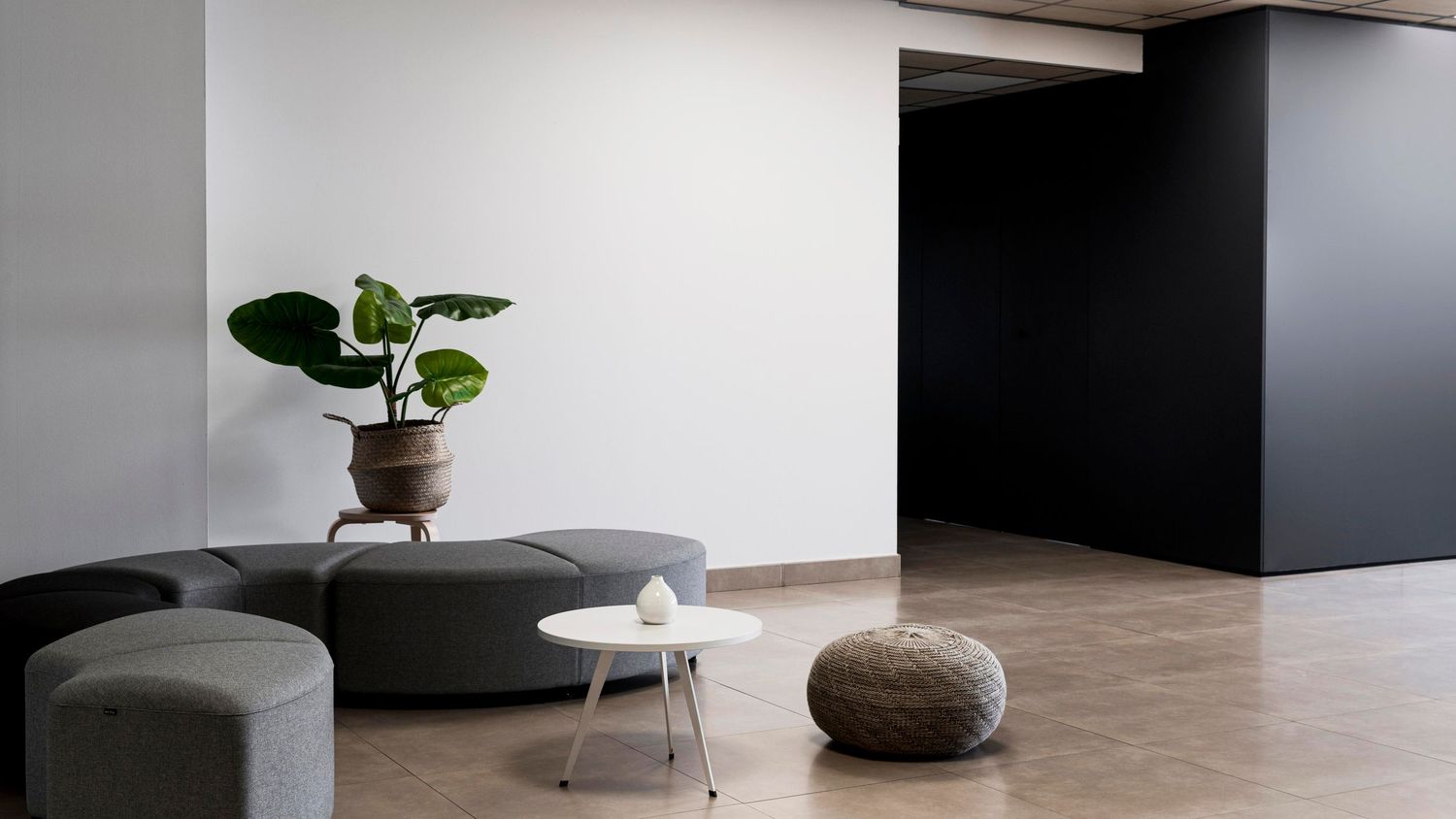 Modernes, minimalistisches Büro-Interieur als visuelles Employer Branding für Schweizer KMU.