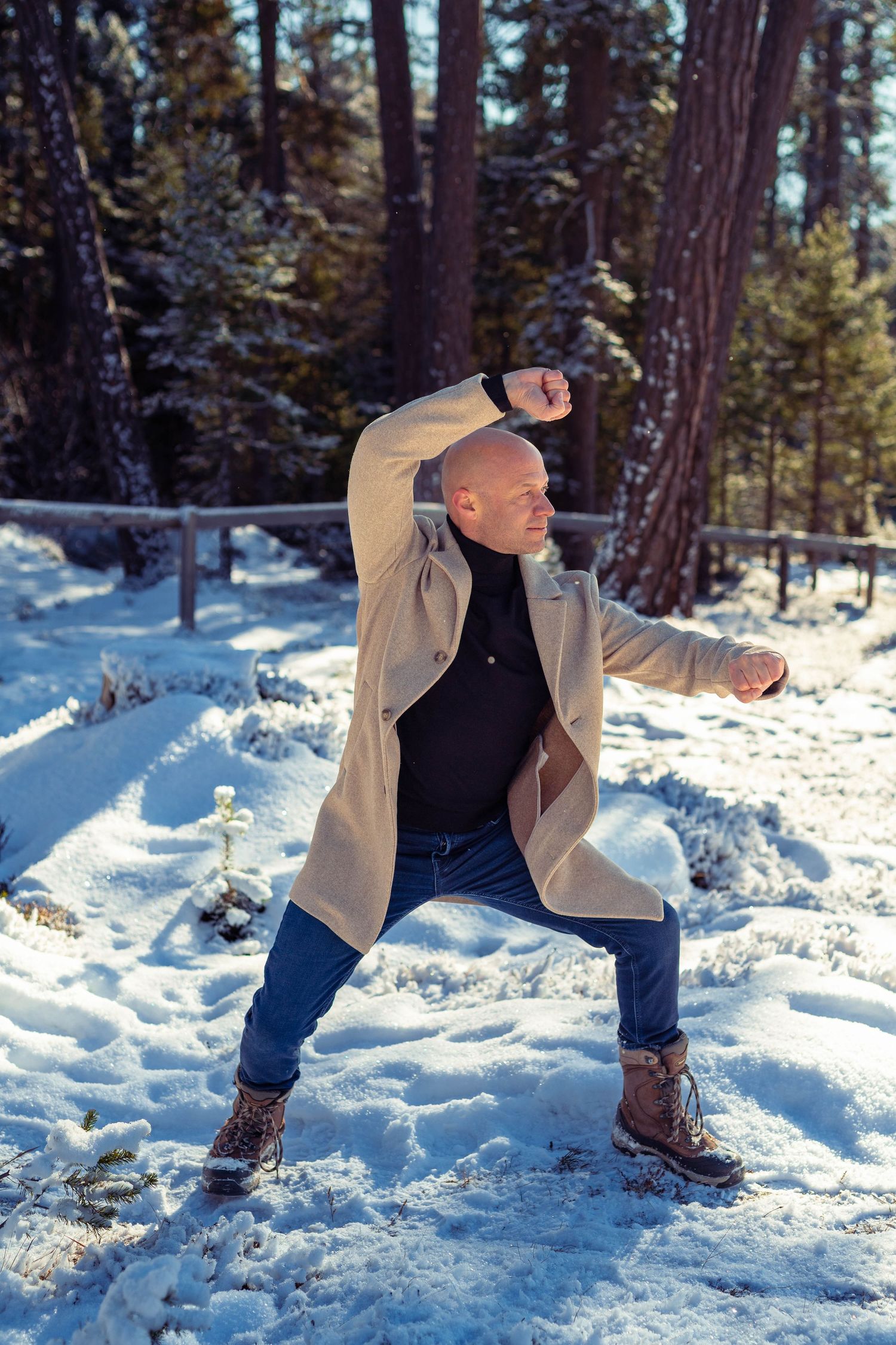Kreatives und dynamisches Business Portrait eines Mannes in der winterlichen Natur von Arosa.