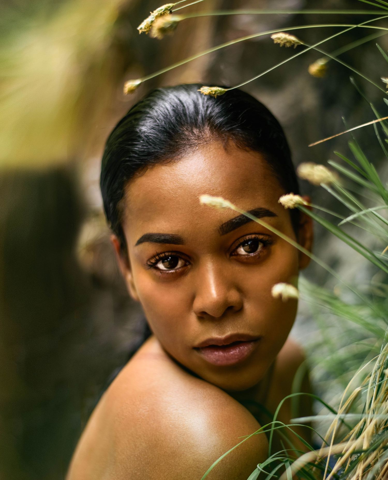 Ausdrucksstarkes und natürliches Schauspieler-Portrait einer jungen Frau in der Natur für Casting-Sedcards nahe Davos.