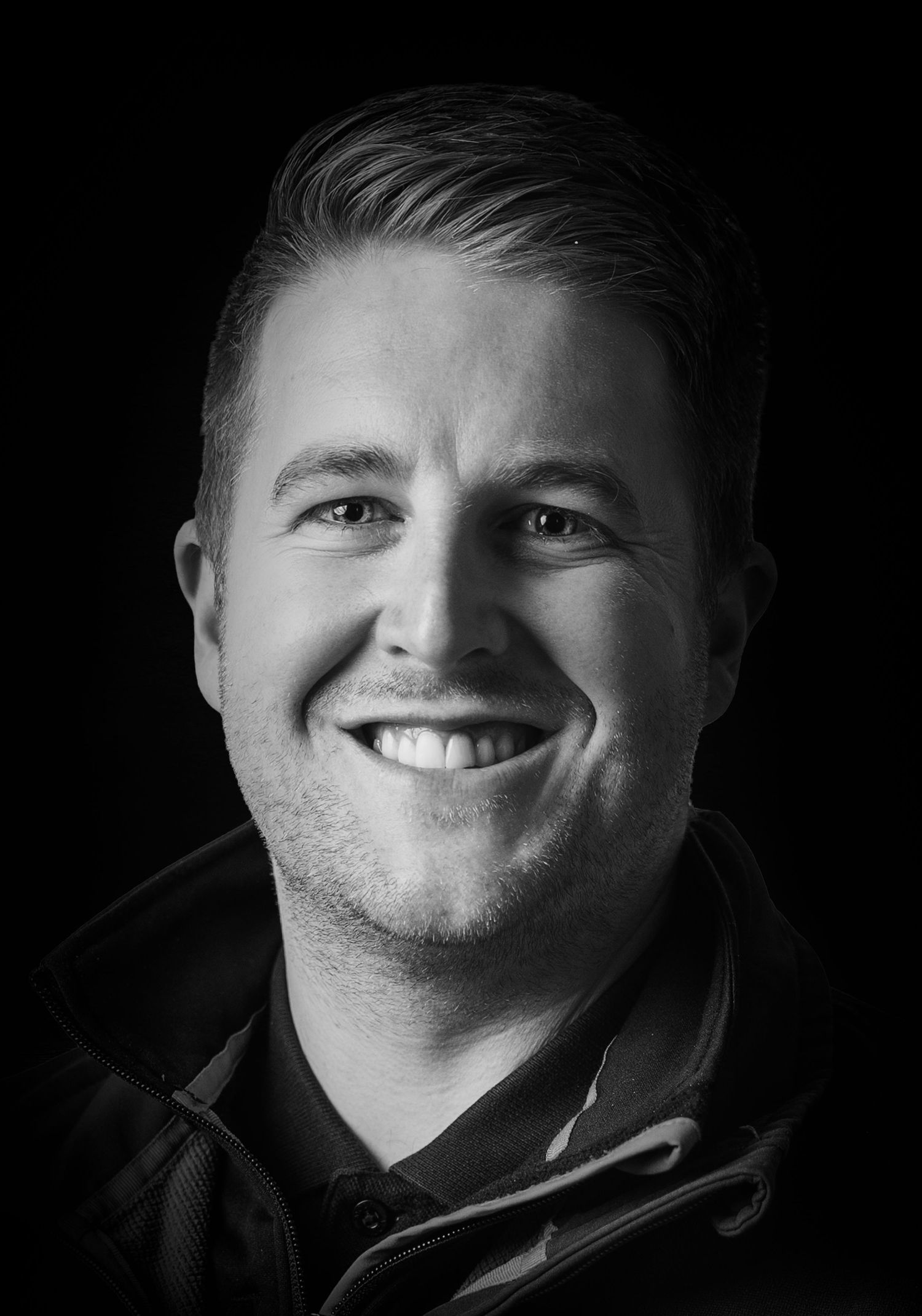 Professioneller Business Headshot eines Mannes vor schwarzem Hintergrund für Personal Branding in Chur, Graubünden.